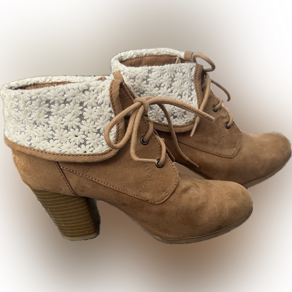 Size 6 Women’s Booties Lace
